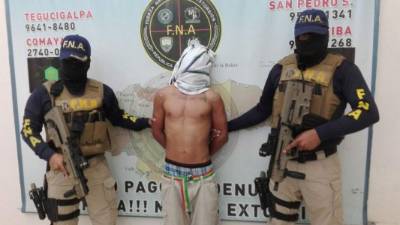 Menor custodiado por agentes de la FNA.