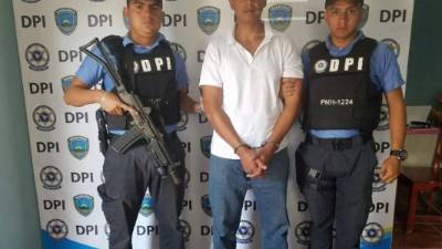 Momento en que las autoridades policiales presentan al detenido Carlos Alberto Suazo.