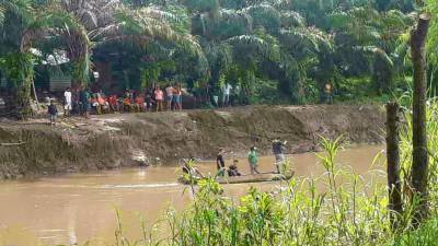 Los bordos en los Bajos no fueron reparados. Lupo Viejo, Poza del Riel y Protección siguen incomunicados, ayer les llevaron alimentos a los pobladores .
