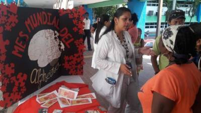 Los alumnos de sexto año de la carrera de Medicina en la clase de neurología realizaron una campaña para dar los signos de alarma a pacientes en el Mario Rivas. Foto: Jorge Monzón