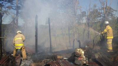 Bomberos hondureños atendieron una llamada de auxilio, aunque era tarde, el fuego había consumido la vivienda.