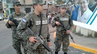 Los militares y agentes policiales son los encargados de brindar seguridad durante la ceremonia de traspaso presidencial.