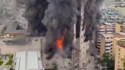 Vista del incendio en centro comercial en China
