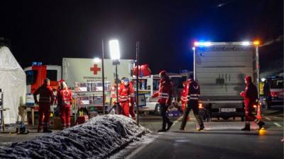 Equipos de rescate buscan a las dos personas desaparecidas tras avalancha en Austria.