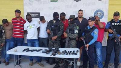 Los detenidos fueron remitidos a los juzgados en donde se formalizó la acusación por asociación ilícita y portación ilegal de armas.