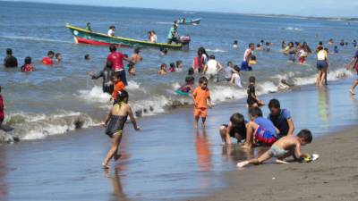 Los visitantes disfrutaron de varias horas en el mar.