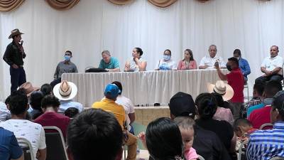 Los líderes comunitarios y representantes de la Embajada de Estados Unidos en Honduras.
