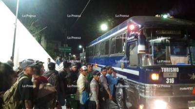 Esta madrugada salieron buses con los miembros de la caravana migrante. Foto: Carlos Mejía