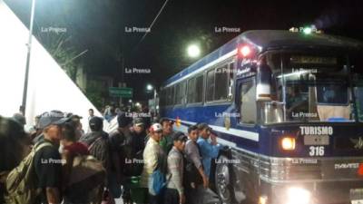 Esta madrugada salieron buses con los miembros de la caravana migrante. Foto: Carlos Mejía