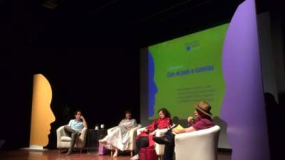 Los escritores Sandra Cisneros, Daniel Alarcón,Clara Obligado y Erick Blandón participan en el conversatorio 'Con el país a cuestas'. Foto:Centroamérica cuenta@cacuenta