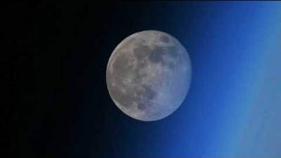 El resplandor azul corresponde a las capas bajas de la atmósfera terrestre, en una vista que solo puede obtenerse desde un punto de observación en órbita.