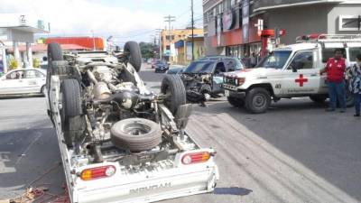 En el accidente dos personas resultaron con heridas leves.