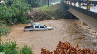 El motorista pudo ponerse a salvo y luego fue rescatado por el Cuerpo de Bomberos.