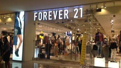 Forever 21 es una cadena de tiendas a nivel mundial. Posee variedad en prendas de vestir, calzado y accesorios.