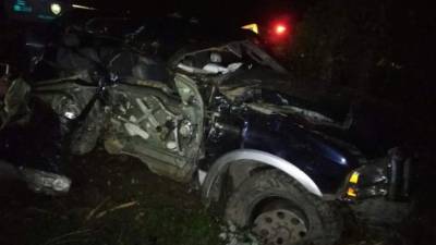 Se presume que el conductor del vehículo tipo pick up perdió el control y fue a impactar contra un árbol.