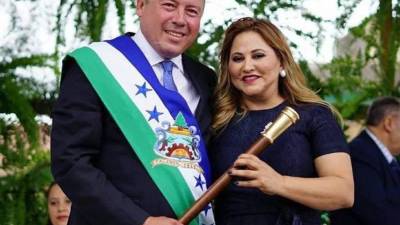Roosevelt Eduardo Aviléz López, alcalde de Talanga, y su esposa Nancy Mareyil Santos Ríos fueron capturados este lunes por agentes de la Dirección de la Lucha contra el Narcotráfico (DLCN) acusados del delito de lavado de activos, según el Ministerio Público (MP).