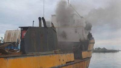 El bote carguero New Star, anclado en el muelle de cabotaje de La Ceiba, estuvo a punto de quemarse por completo, si no es por la oportuna intervención de los marinos y el Cuerpo de Bomberos.