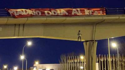 Un muñeco con la camiseta de Vinicius apareció colgado de un puente en una zona cercana a Valdebebas con el lema ‘Madrid odia al Real’.