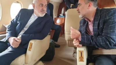 Una foto informativa puesta hoy a disposición por la cuenta de Twitter del ministro iraní de Asuntos Exteriores, Mohammad Javad Zarif, muestra a Zarif y al investigador iraní Masoud Soleimani sentados dentro de un avión en un aeropuerto no revelado en Suiza.