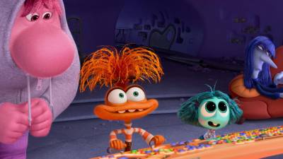 “Inside Out 2” de Disney y Pixar regresa a la mente de la adolescente Riley justo cuando aparecen nuevas emociones. Vergüenza (voz de Paul Walter Hauser), Ansiedad (voz de Maya Hawke), Envidia (voz de Ayo Edebiri) y Aburrimiento (voz de Adèle Exarchopoulos).