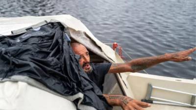 Joseph Malinowsky, de 54 años en su bote en mar de Florida.