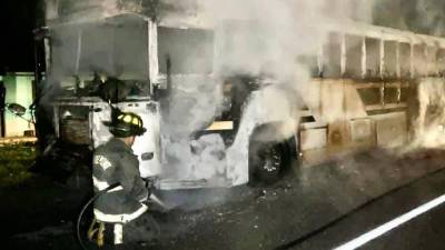 La unidad de transporte quedó totalmente consumida por las llamas.