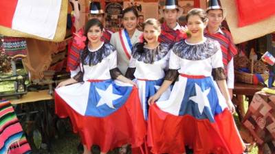 El grupo de octavo grado expuso sobre las costumbres, creencias y lo mejor de la gastronomía de Chile.