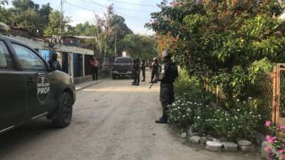 Las autoridades durante la operación realizada este viernes en Chamelecón, San Pedro Sula.
