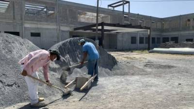 La obra gris estaría finalizada tres meses después de reanudar los trabajos.