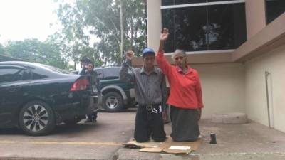 La madre se arrodilla en las afueras de la morgue para perdonar a su hijo.