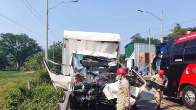 Así quedó uno de los camiones accidentados.