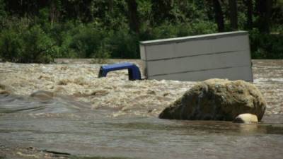 Camión es arrastrado por la corriente del río Choluteca.