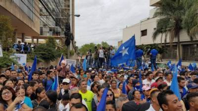 Los nacionalistas realizaron este domingo una multitudinaria marcha en el centro de Tegucigalpa para solicitar que se reglamente la reelección presidencial.