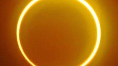 El eclipse solar anular del 17 de febrero de 2026 se perfila como uno de los fenómenos astronómicos más impresionantes de la década, cuando la Luna se interpondrá entre la Tierra y el Sol sin cubrirlo por completo, formando en el cielo el llamado “anillo de fuego”, un aro luminoso que cautiva a científicos y observadores alrededor del mundo.