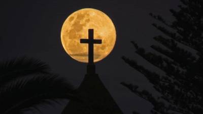 La fecha de la Semana Santa no depende únicamente del calendario, sino de un fenómeno que ocurre en el cielo. Cada año, el mundo cristiano debe esperar una señal astronómica precisa para poder establecer cuándo se celebrará la Pascua de Resurrección.