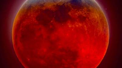 El cielo de Honduras ofrecerá esta noche 27 de agosto y la madrugada del viernes 28 un espectáculo astronómico que promete captar la atención de quienes disfrutan de observar el firmamento: un eclipse lunar parcial con una magnitud del 93 %, por lo que estará muy cerca de ser total.