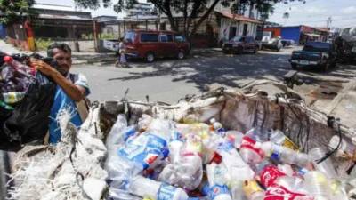 La baja demanda y el poco uso de material reciclado en las botellas han provocado una caída cercana al 50% en el precio del plástico reciclado en el mercado nacional.