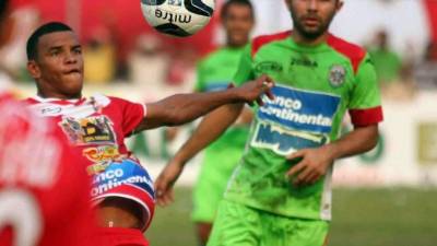 Rony Martínez, disputando el balón ante Alfredo Mejía del Marathón.