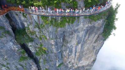 Shanghái se une así además a la moda de los puentes de cristal a grandes alturas que ha llegado a muchas zonas turísticas de China.