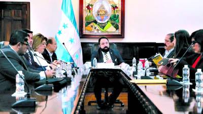 <b>Vacío en agenda de la reunión urgente de la comisión de este lunes genera desconfianza.</b>