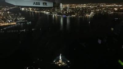 El avión 'Solar Impulse II', propulsado exclusivamente con energía captada del sol, llegó hoy a Nueva York, tras sobrevolar la Estatua de la Libertad, en su última etapa en EUA antes de dirigirse hacia Europa. EFE