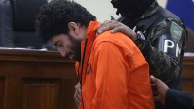 El acusado de asesinato llegó tirando saliva por la boca.