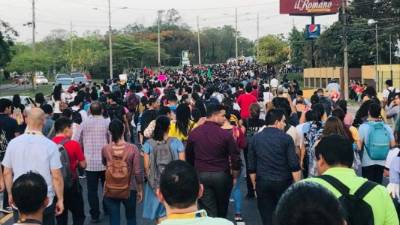 Decenas de estudiantes participaron en la marcha.