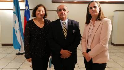 Carmen y Roberto Diban Canahuati (Cónsul Honorario de Chile) junto a María Isabel Rodríguez de Vera (Cónsul Honoraria de España)