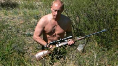 Vladimir Putin sin camisa vuelve a romper el internet. La edición 2018 del Calendario del mandatario ruso, que incluye una foto que lo muestra descamisado y empuñando un rifle de caza, ya se encuentra disponible en las tiendas online y se 'está vendiendo como pan caliente'.