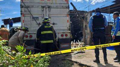 Los heridos fueron auxiliados por elementos del Cuerpo de Bomberos, que evitaron que el incendio se propagara a otros inmuebles del lugar.