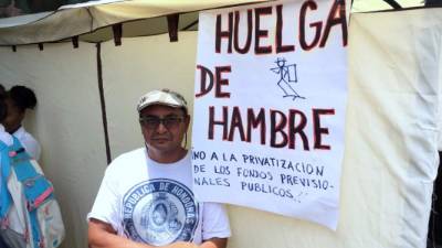 El profesor tiene una carpa instalada frente al colegio.