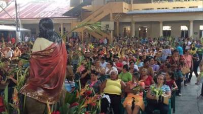 Los feligreses sampedranos a la espera de recibir la bendición de las palmas en el instituto María Auxiliadora.