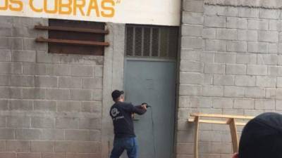 La Policía tuvo que abrir la puerta con una pulidora para poder ingresar al centro.
