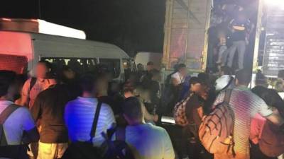 Vista ayer de 94 migrantes centroamericanos que viajaban en condiciones de hacinamiento en un tráiler sobre la carretera Villahermosa-Cárdenas, en el estado de Tabasco, México. EFE/INM